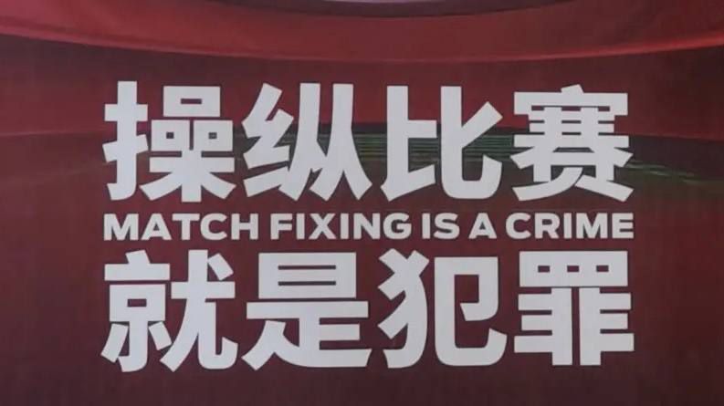 《白鹿原》说的是关中的汗青，辛亥革命后帝制崩塌，新的体系体例顿时成立起来，可是这个成立的进程中心良多题目，新的伦理、价值不雅、心里布局的重建到此刻也没有完全完成。